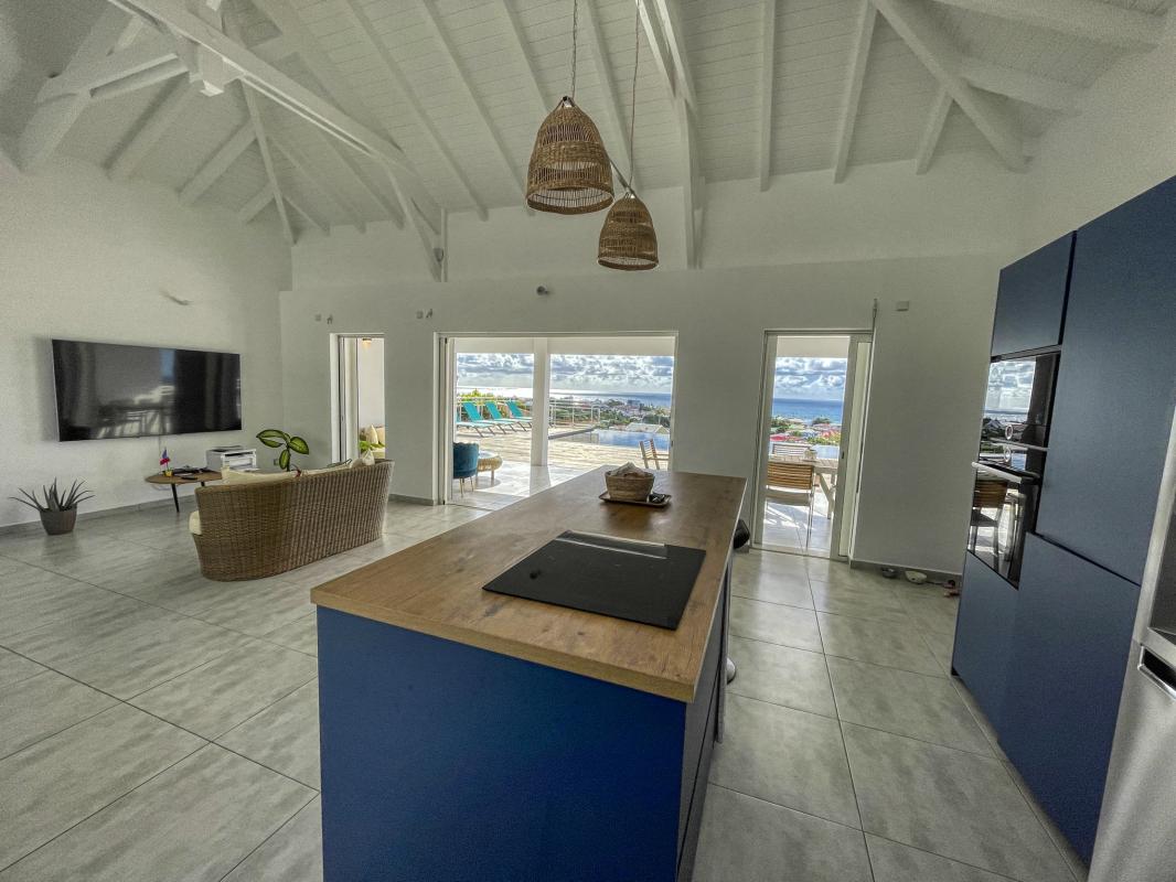 A louer villa vue mer Saint François Guadeloupe_Cuisine et salon-13